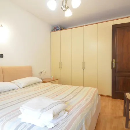3 Bedroom Beautiful In Entrebin * Αόστα